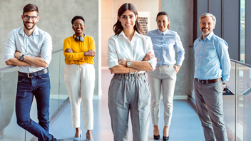 Eine Gruppe Menschen im Business Kontext